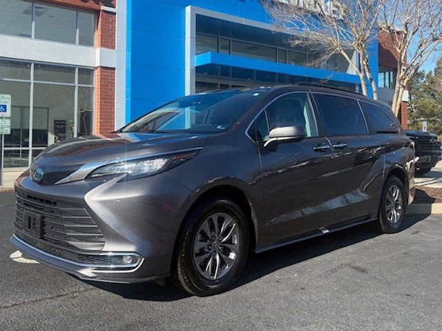 Used 2023 Toyota Sienna XLE image 1