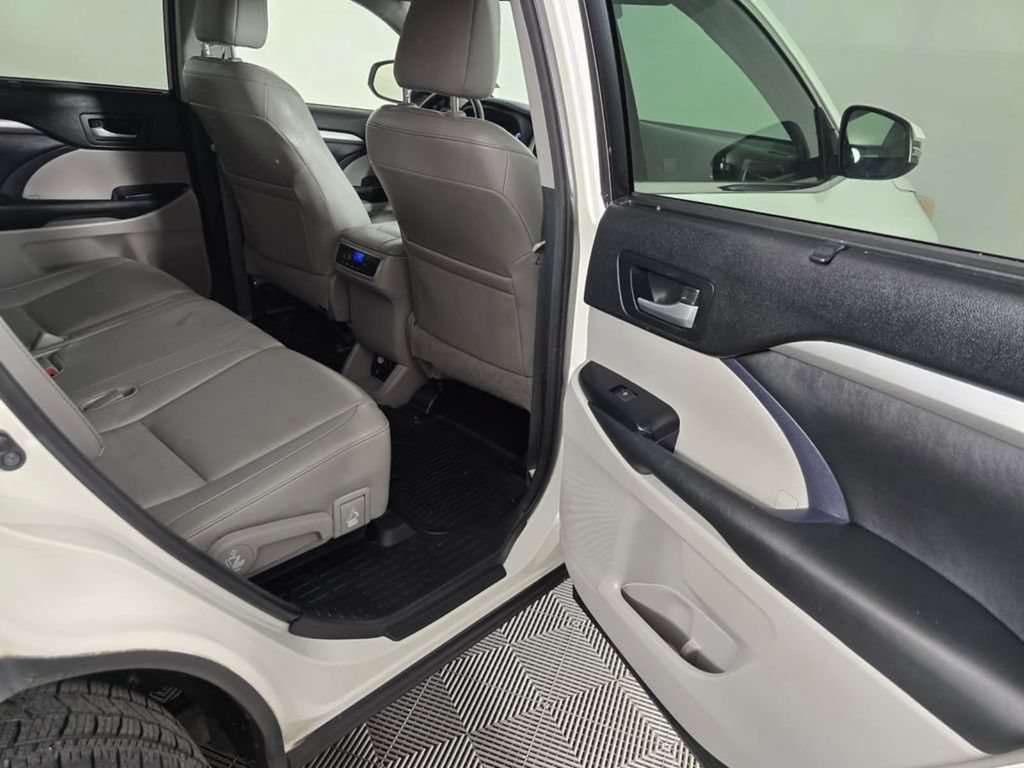Used 2015 Toyota Highlander XLE AWD/4WD image 13