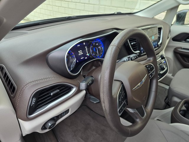 Used 2021 Chrysler Pacifica Touring image 16