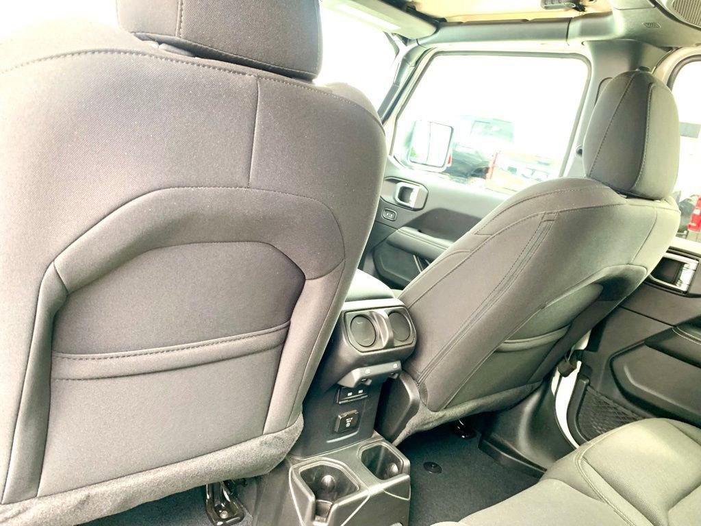 Used 2022 Jeep Wrangler Unlimited Sahara image 15