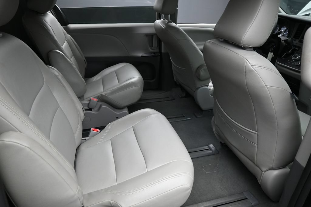 Used 2020 Toyota Sienna L FWD image 32