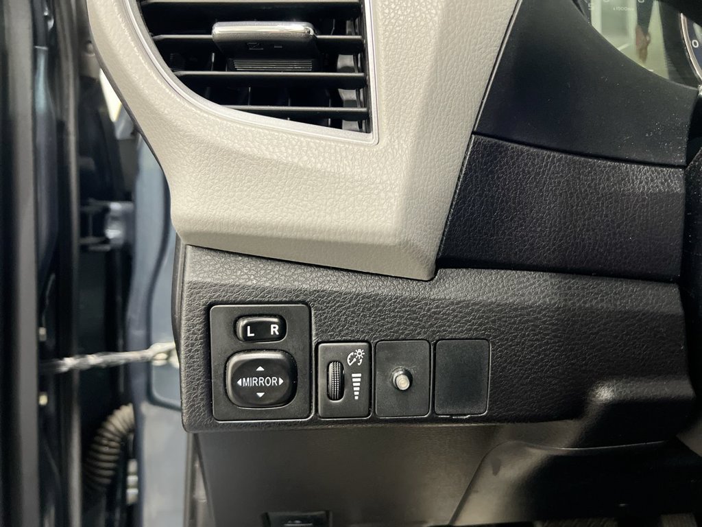 Used 2016 Toyota Corolla LE FWD image 18