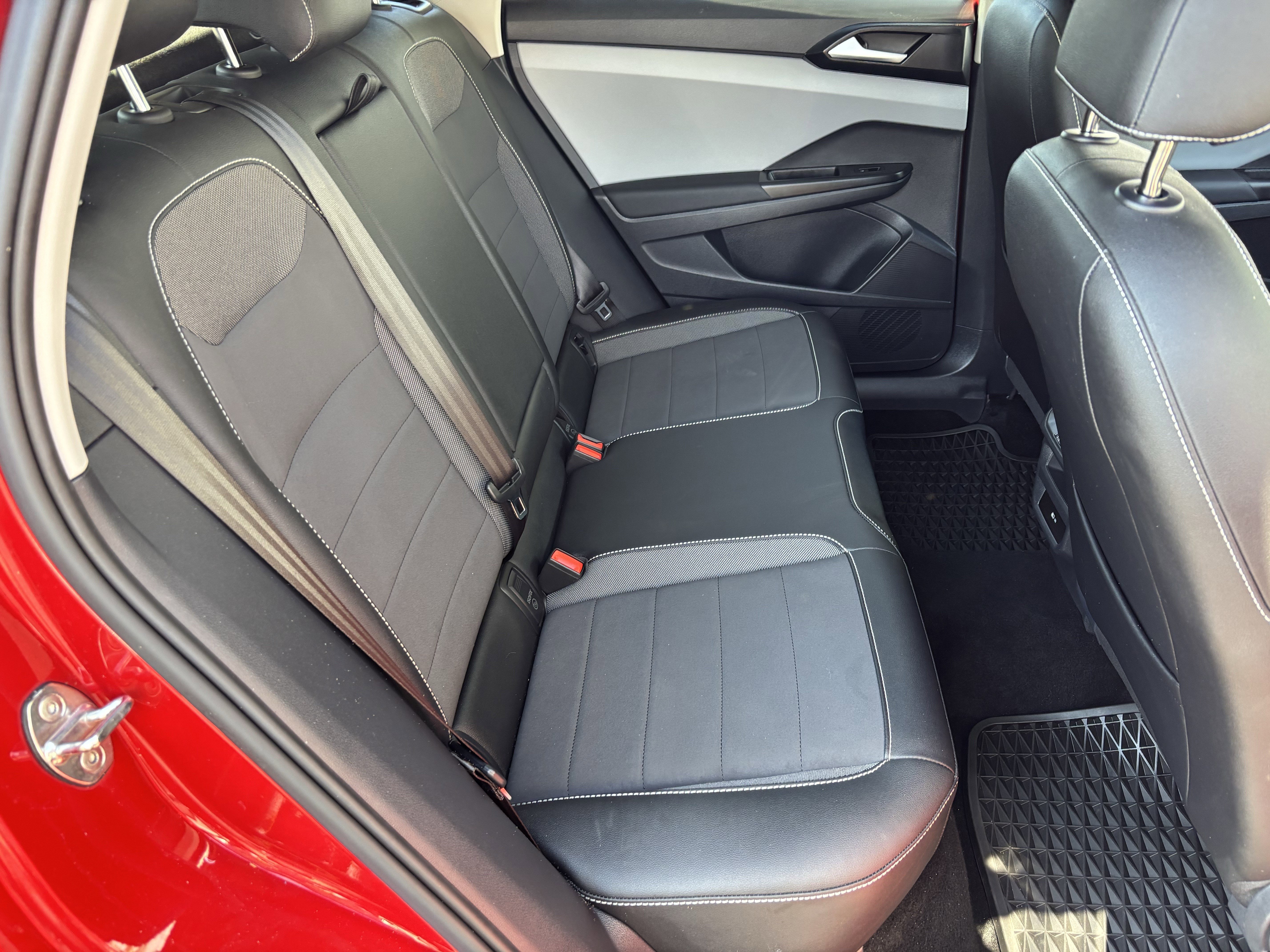 Certified 2022 Volkswagen Taos SE w/ Panoramic Sunroof Package image 11