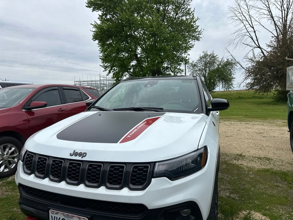 Used 2025 Jeep Compass Trailhawk AWD/4WD image 14