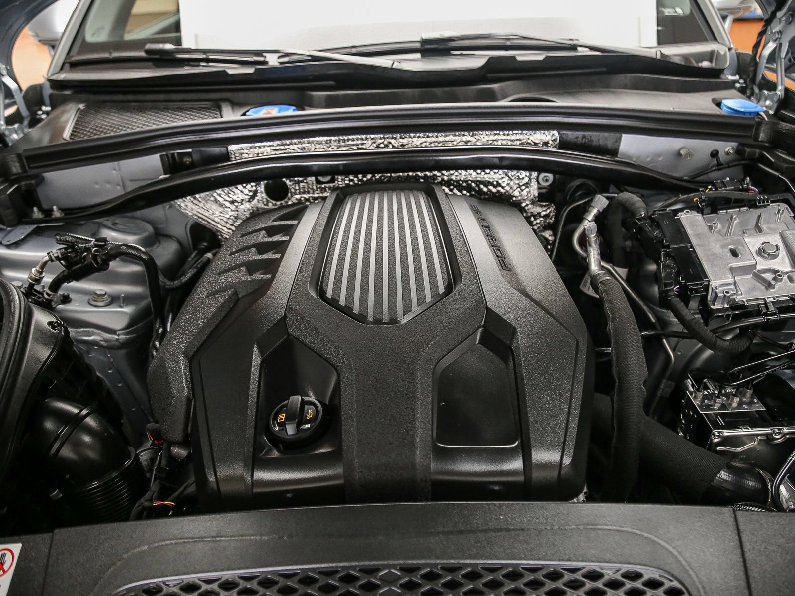 Certified 2026 Porsche Macan AWD/4WD image 33