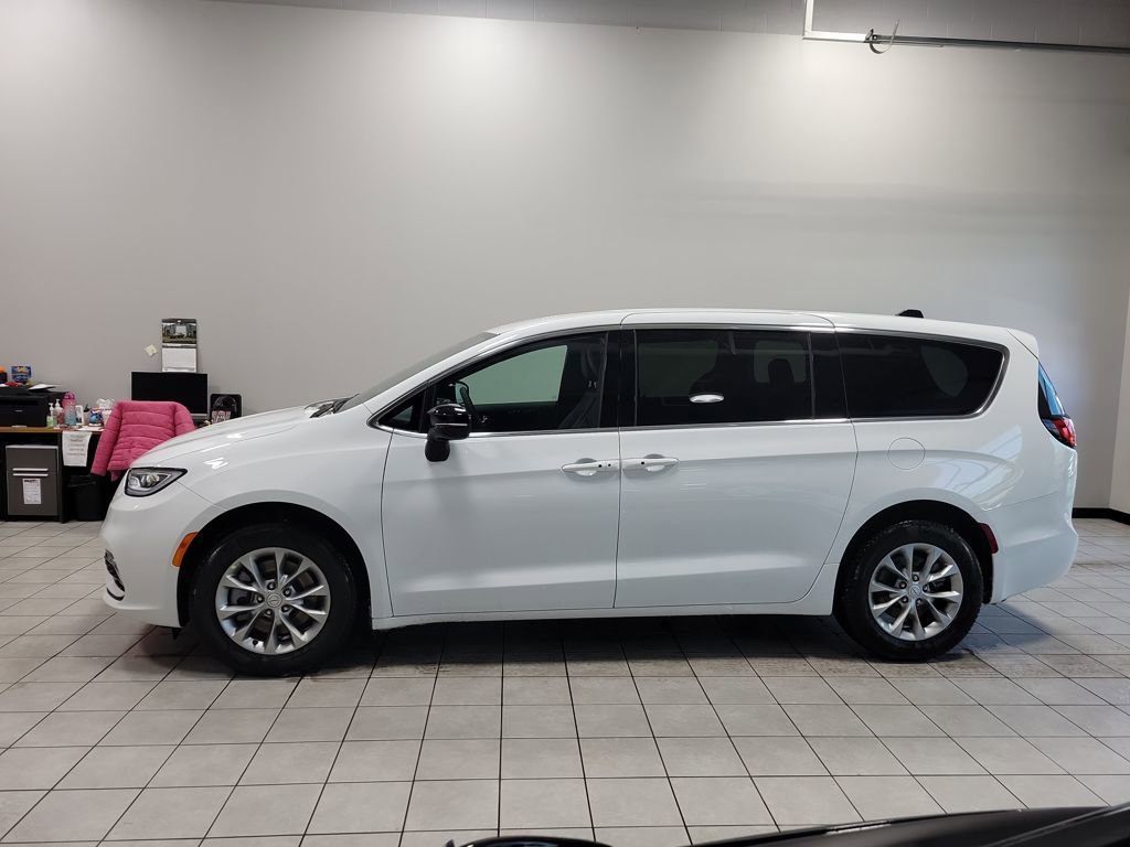 New 2026 Chrysler Pacifica Select image 4