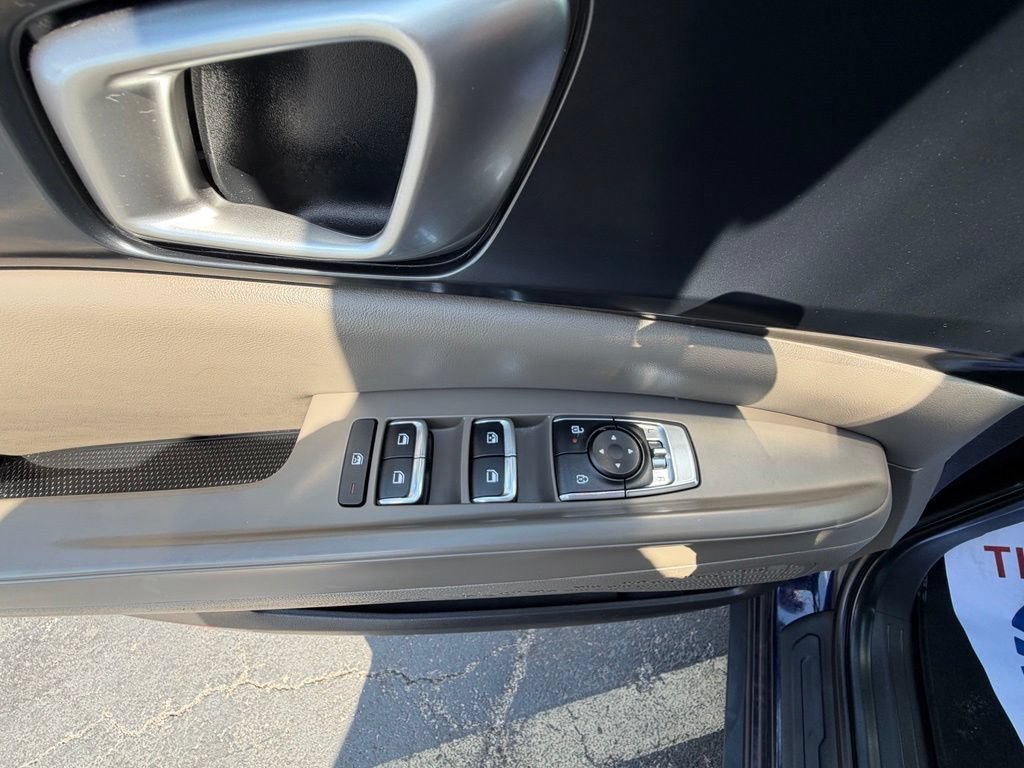 Used 2025 Kia Carnival FWD image 21
