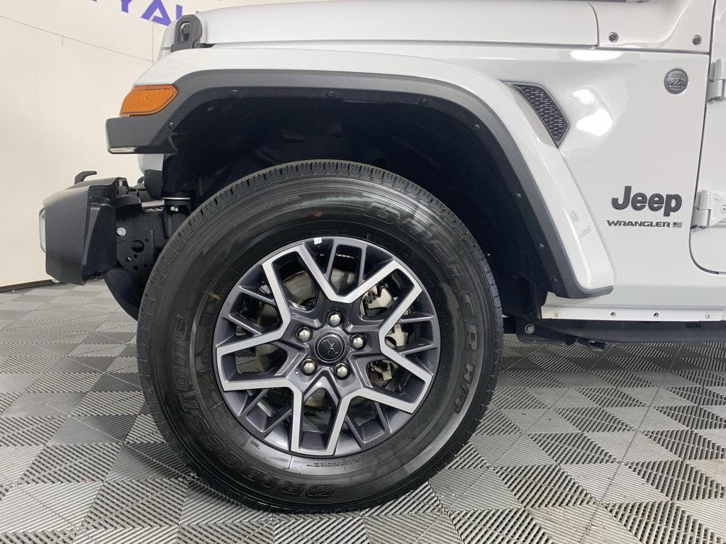 Used 2025 Jeep Wrangler Sahara AWD/4WD image 12