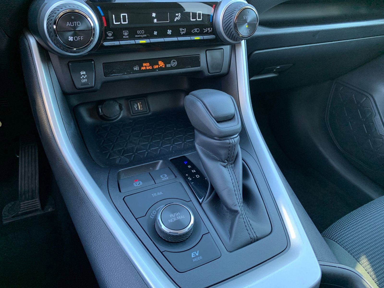 Used 2025 Toyota RAV4 LE image 40