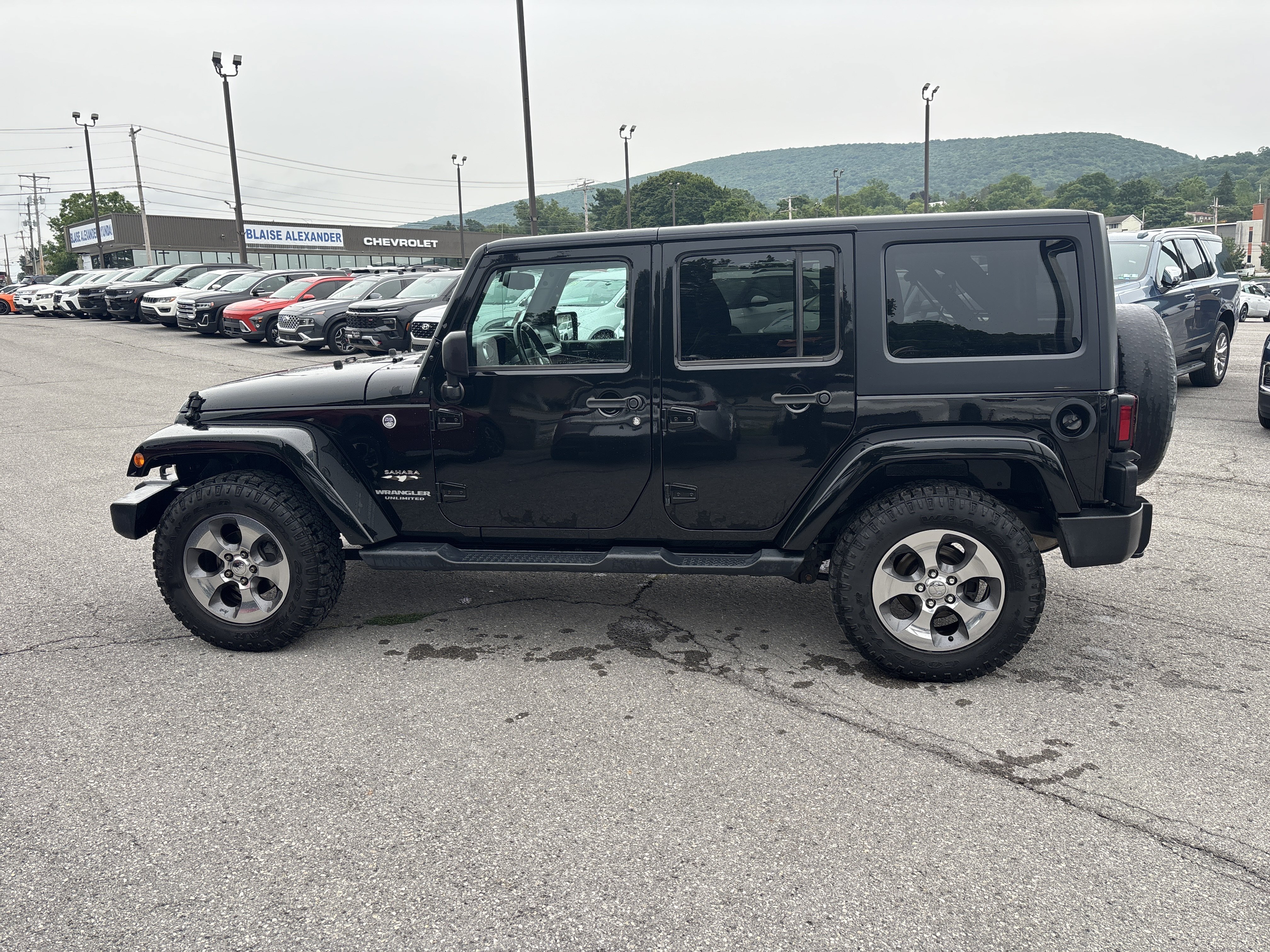 Used 2017 Jeep Wrangler Unlimited Sahara AWD/4WD image 6