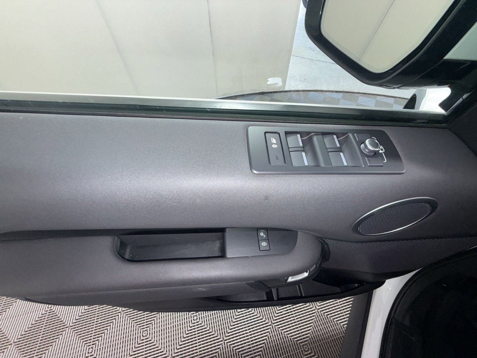 Used 2020 Land Rover Discovery SE AWD/4WD image 15