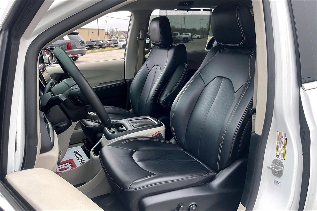 Used 2024 Chrysler Pacifica Touring-L image 29