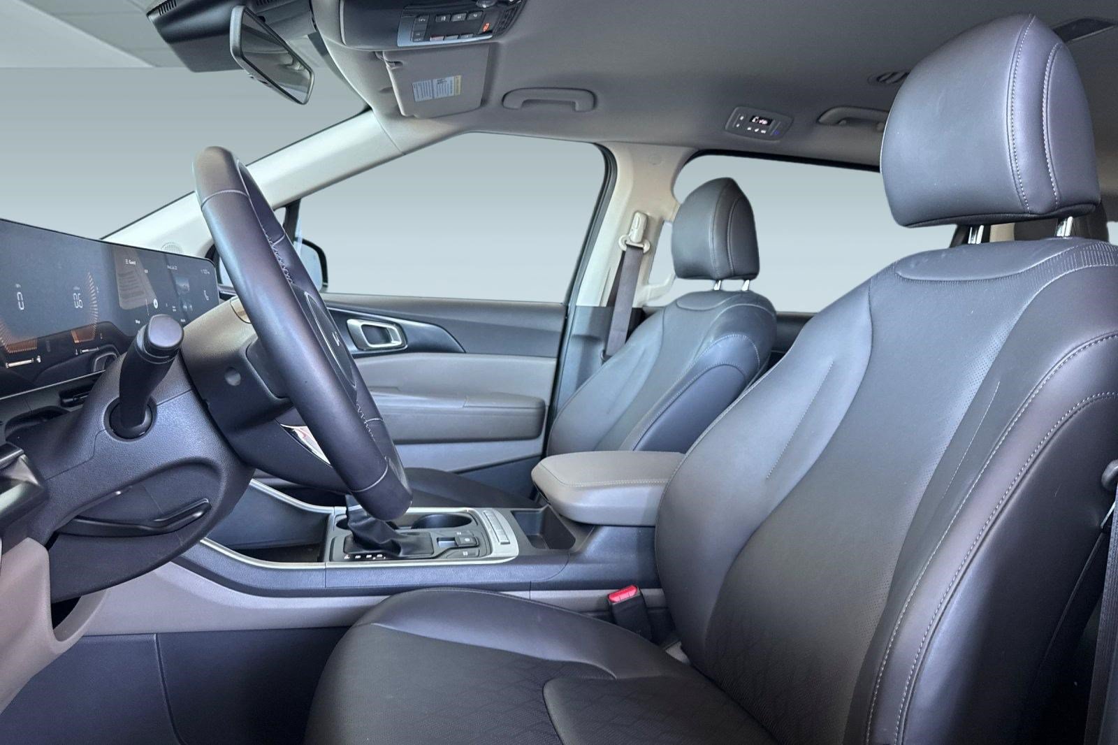 Used 2026 Kia Carnival FWD image 5