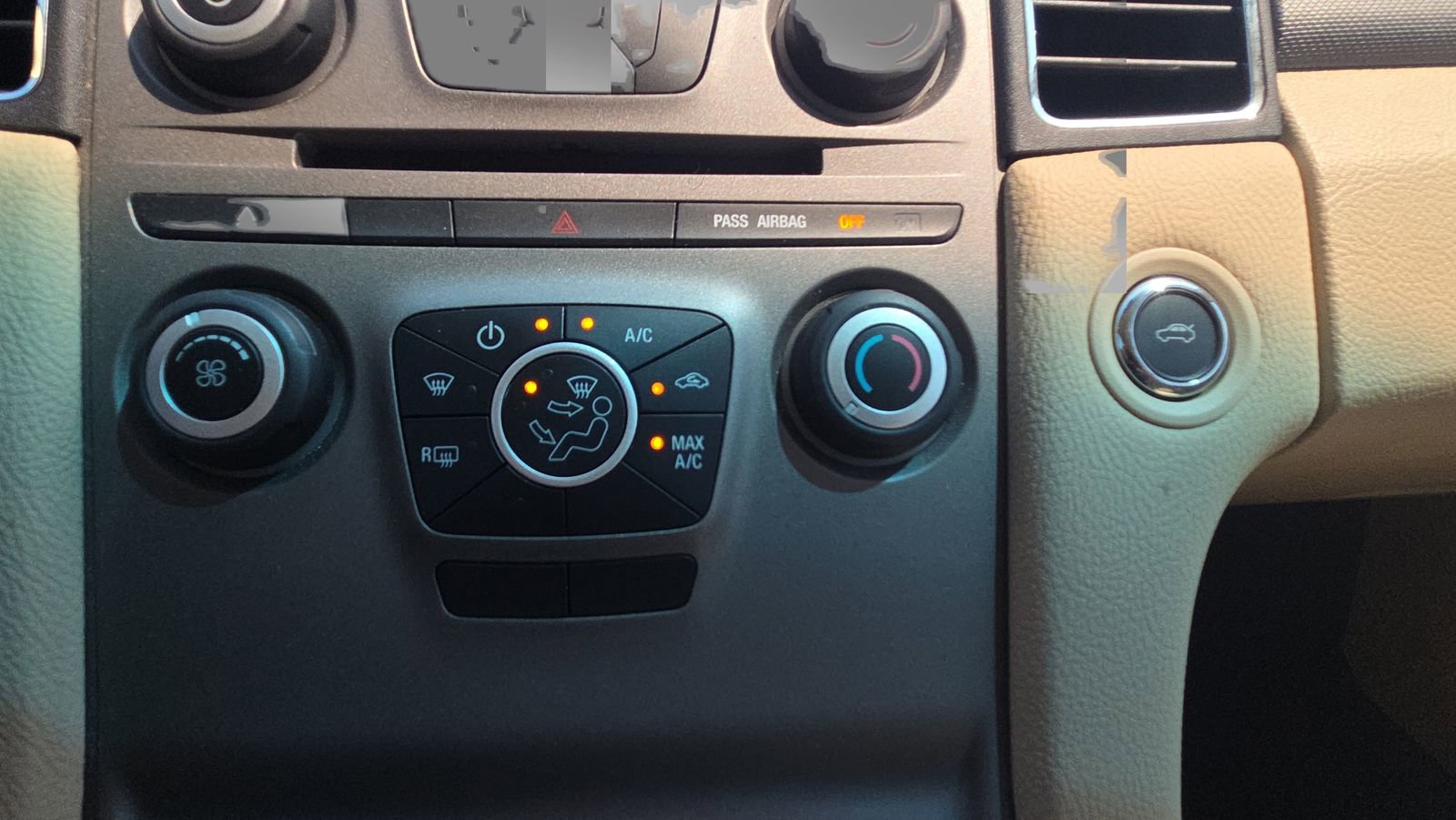 Used 2018 Ford Taurus SE FWD image 30