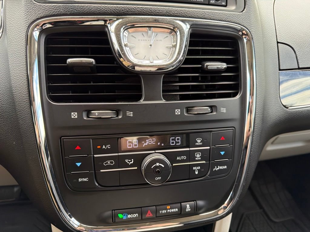 Used 2014 Chrysler Town & Country Touring FWD image 19