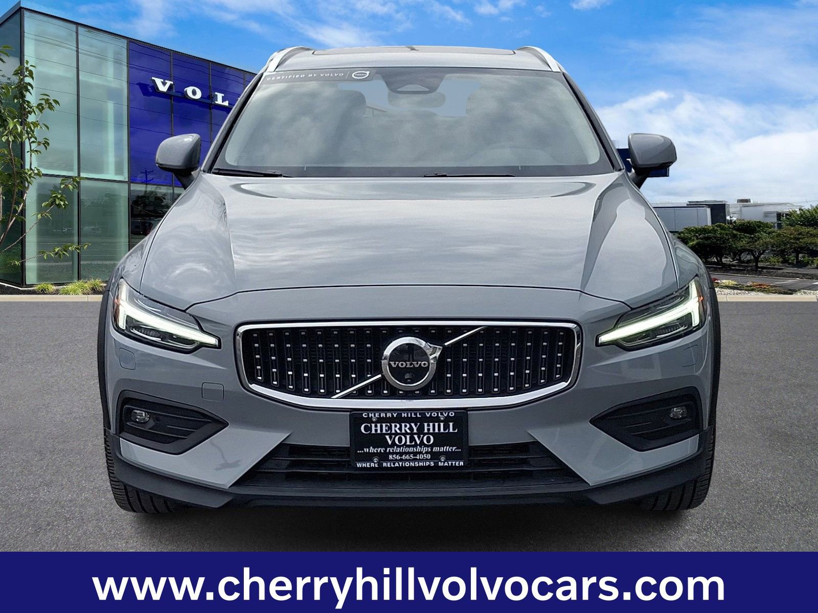 Certified 2025 Volvo V60 B5 Cross Country Plus image 2