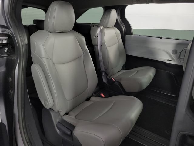 Used 2025 Toyota Sienna XLE FWD image 17