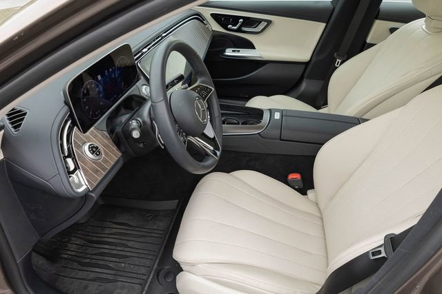 Used 2025 Mercedes-Benz E 350 4MATIC Sedan image 2