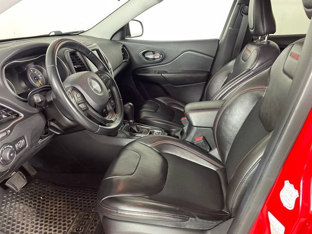 Used 2019 Jeep Cherokee Trailhawk AWD/4WD image 2
