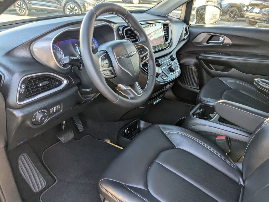 Used 2025 Chrysler Pacifica Select image 13