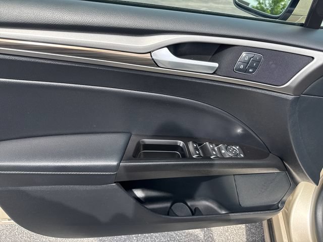 Used 2017 Ford Fusion SE w/ Fusion SE Technology Package FWD image 9