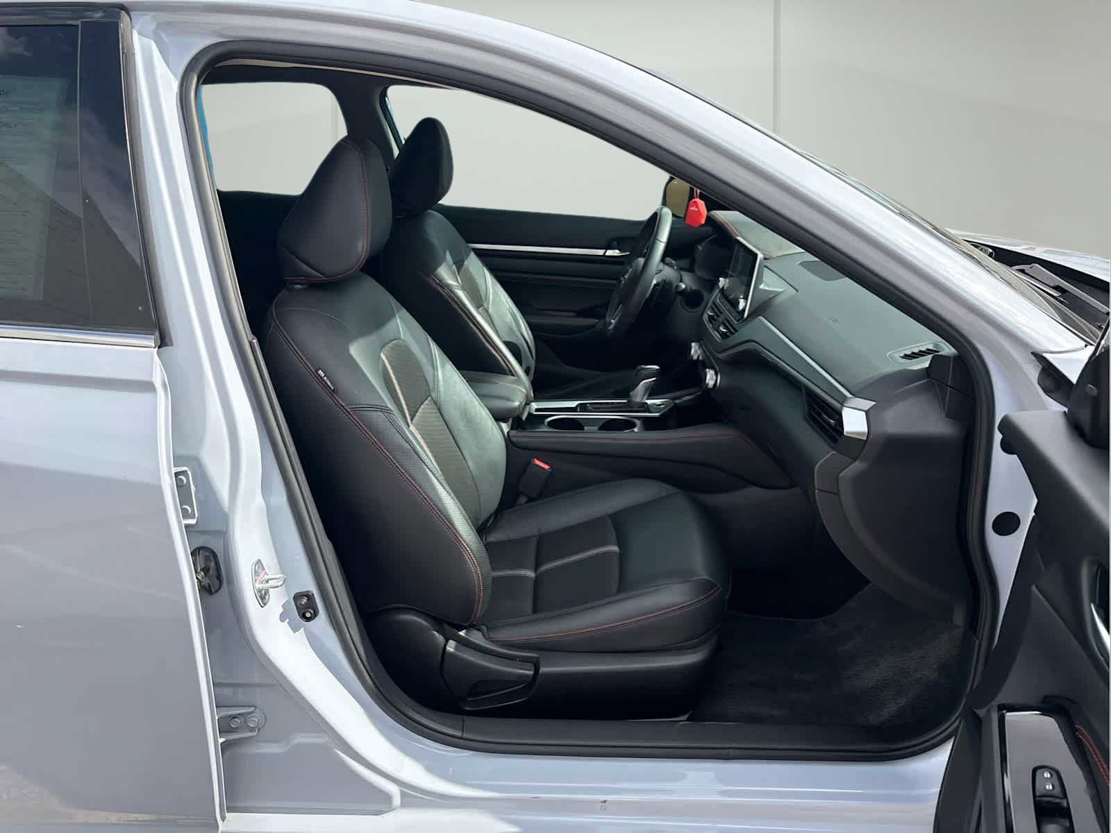 Used 2023 Nissan Altima 2.5 SR FWD image 16