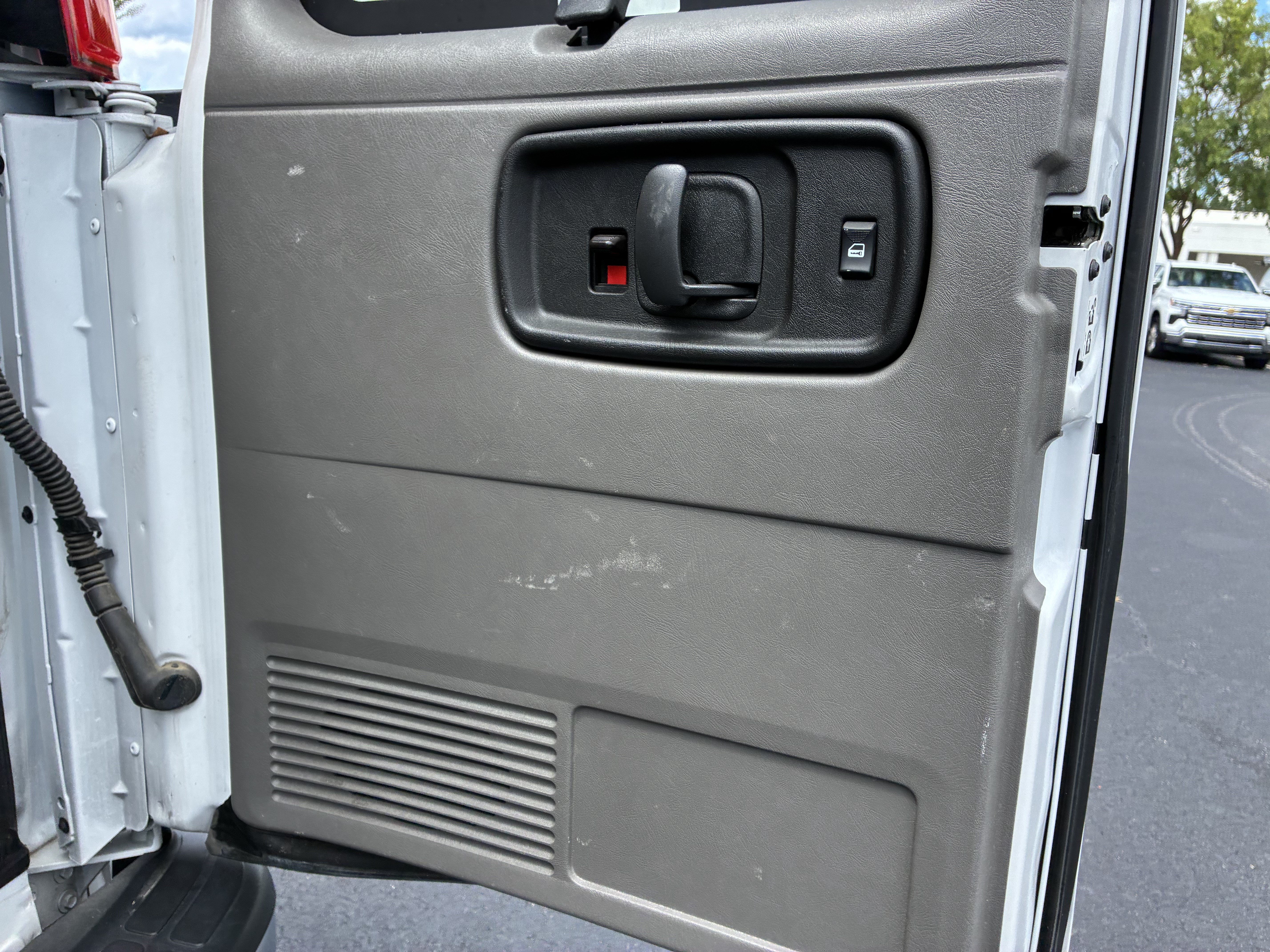 Used 2025 Chevrolet Express 3500 LT w/ LT Preferred Equipment Group RWD image 13