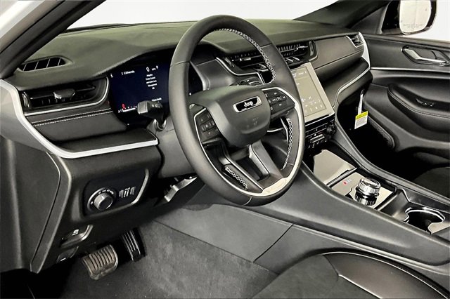 New 2025 Jeep Grand Cherokee Laredo image 8