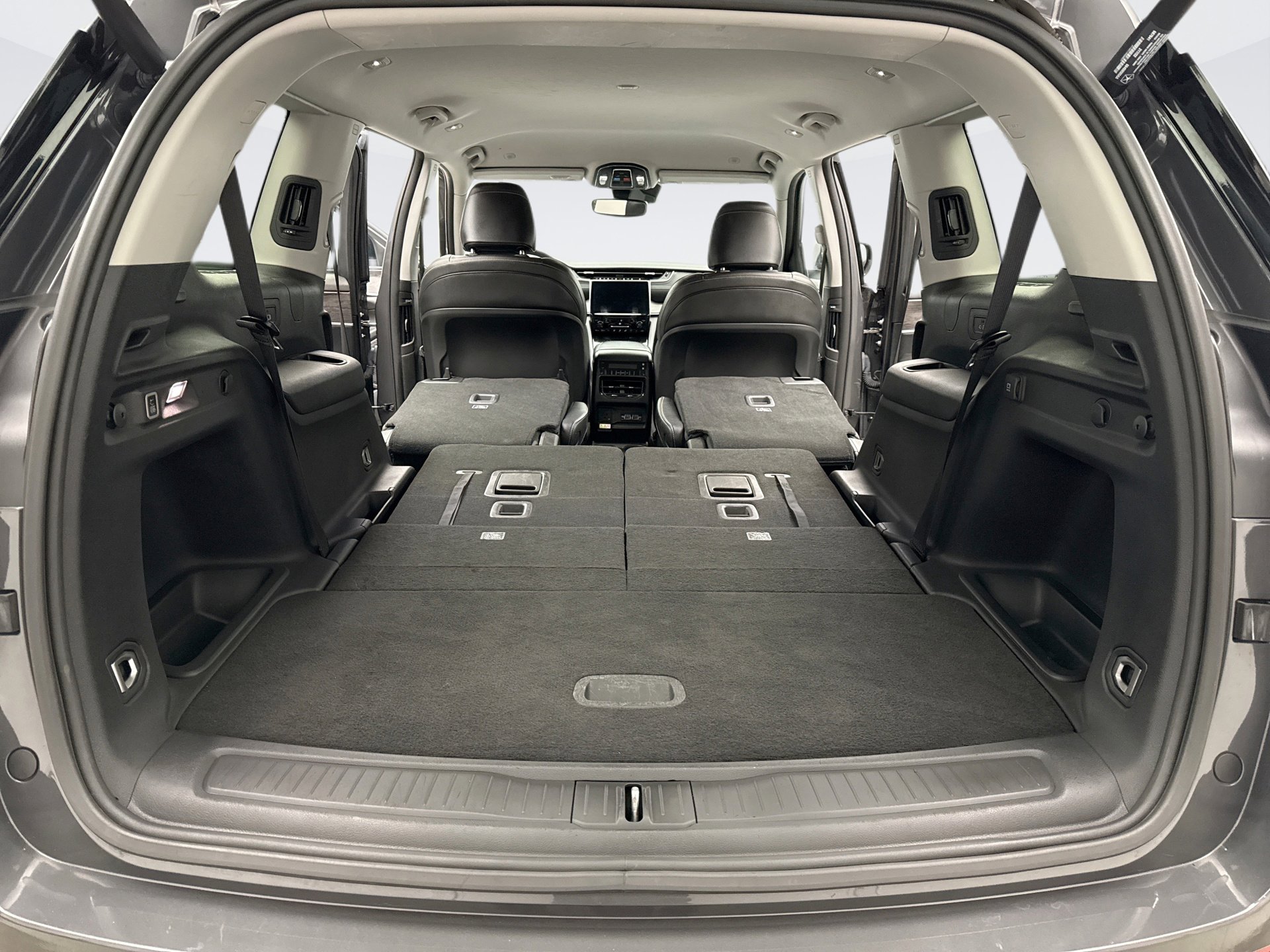 Used 2023 Jeep Grand Cherokee L Limited w/ Black Appearance Package image 23