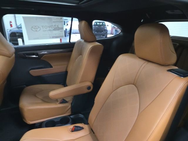New 2026 Toyota Highlander Platinum image 18