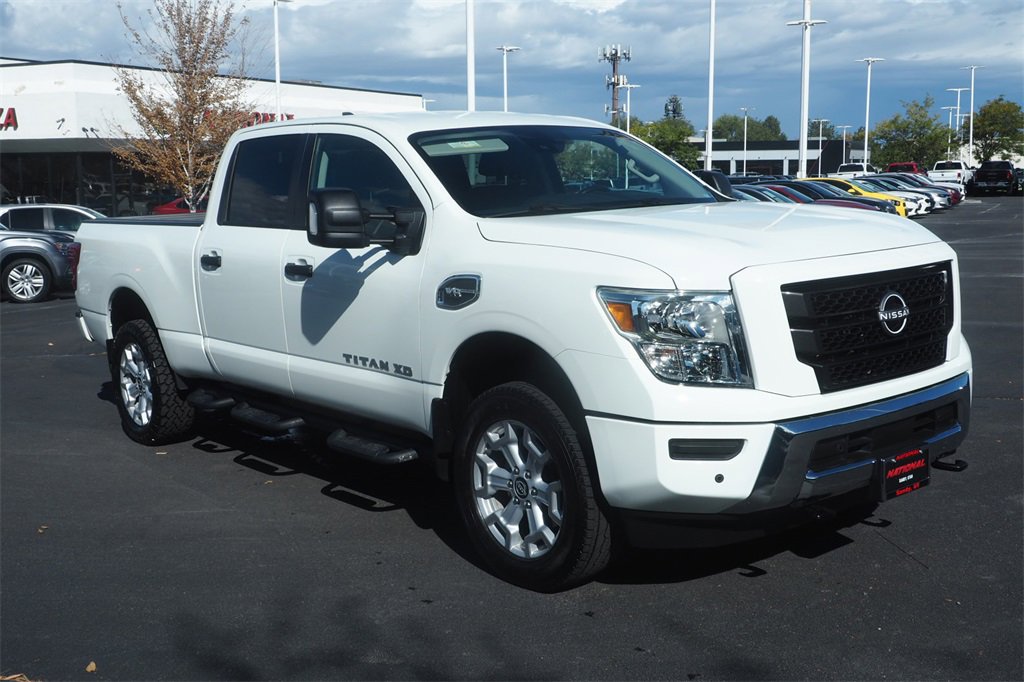 Used 2023 Nissan Titan SV w/ SV Convenience Package image 3