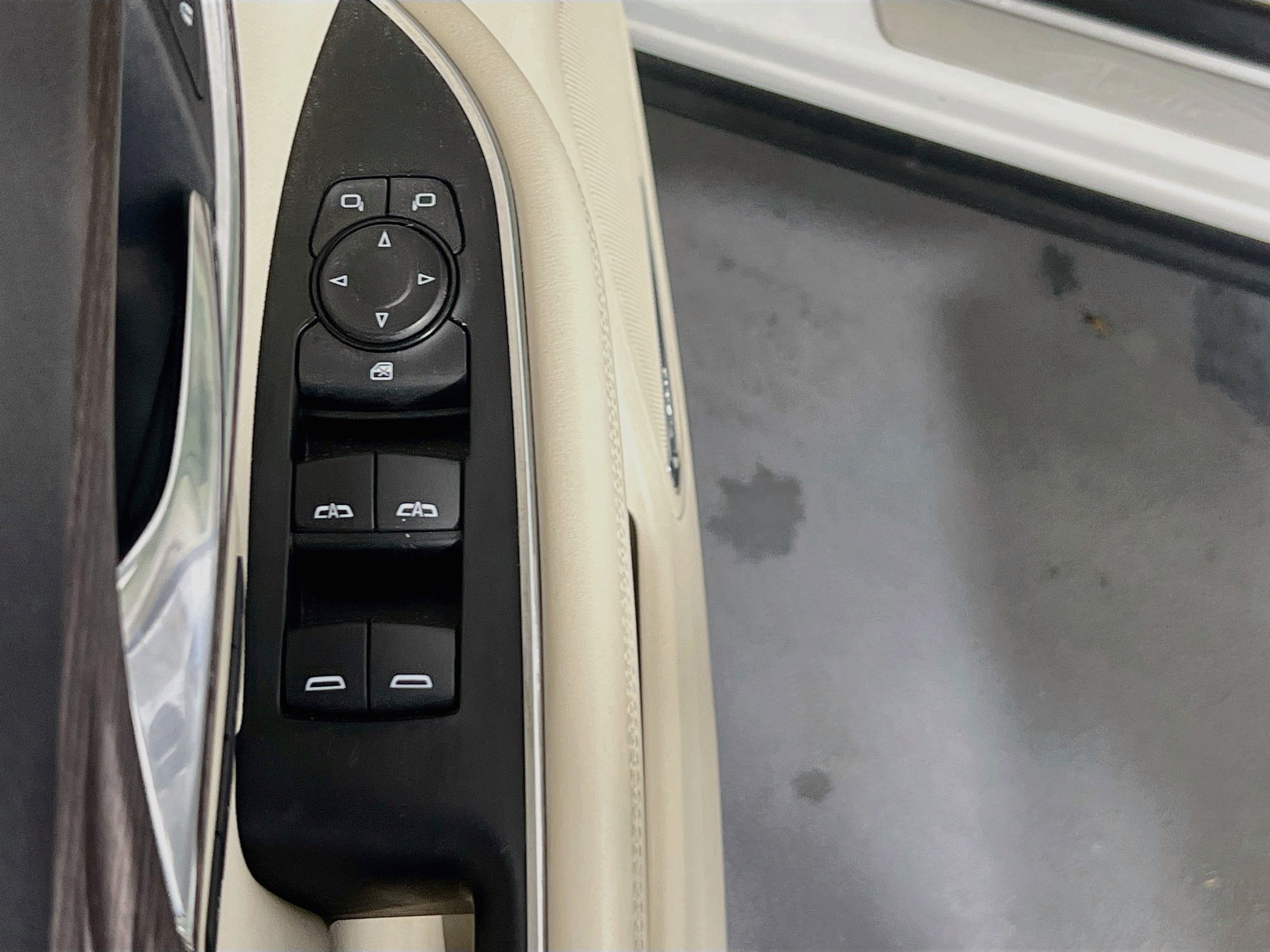 Used 2022 Buick Envision Avenir w/ Technology Package II FWD image 18