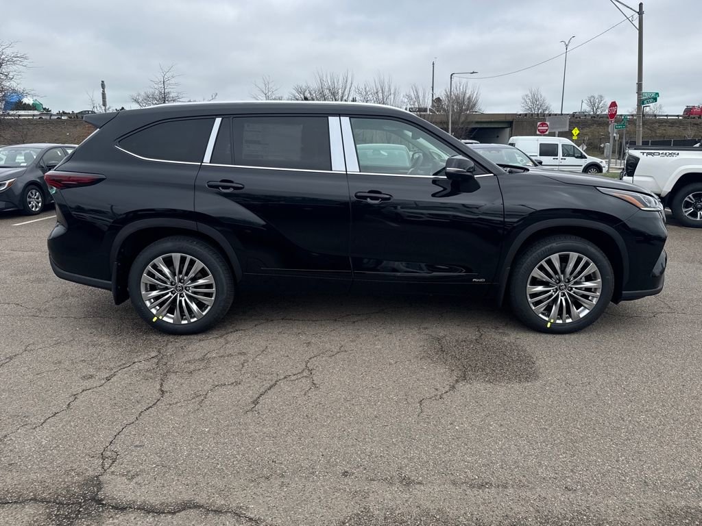 New 2026 Toyota Highlander Platinum image 8