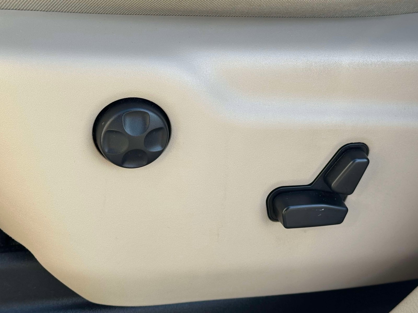 Used 2019 Jeep Grand Cherokee Limited image 18