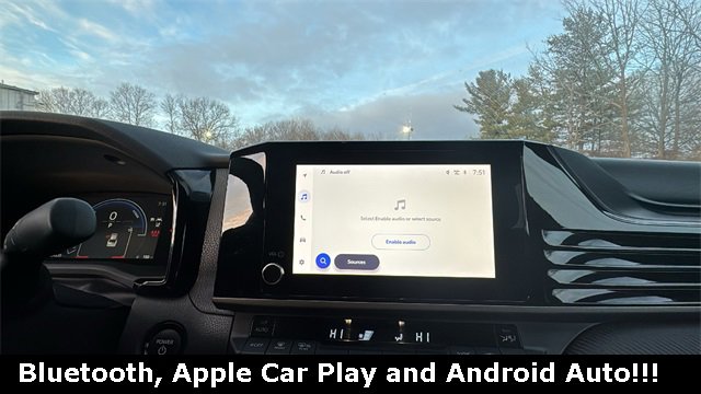 Used 2025 Toyota Camry SE image 3