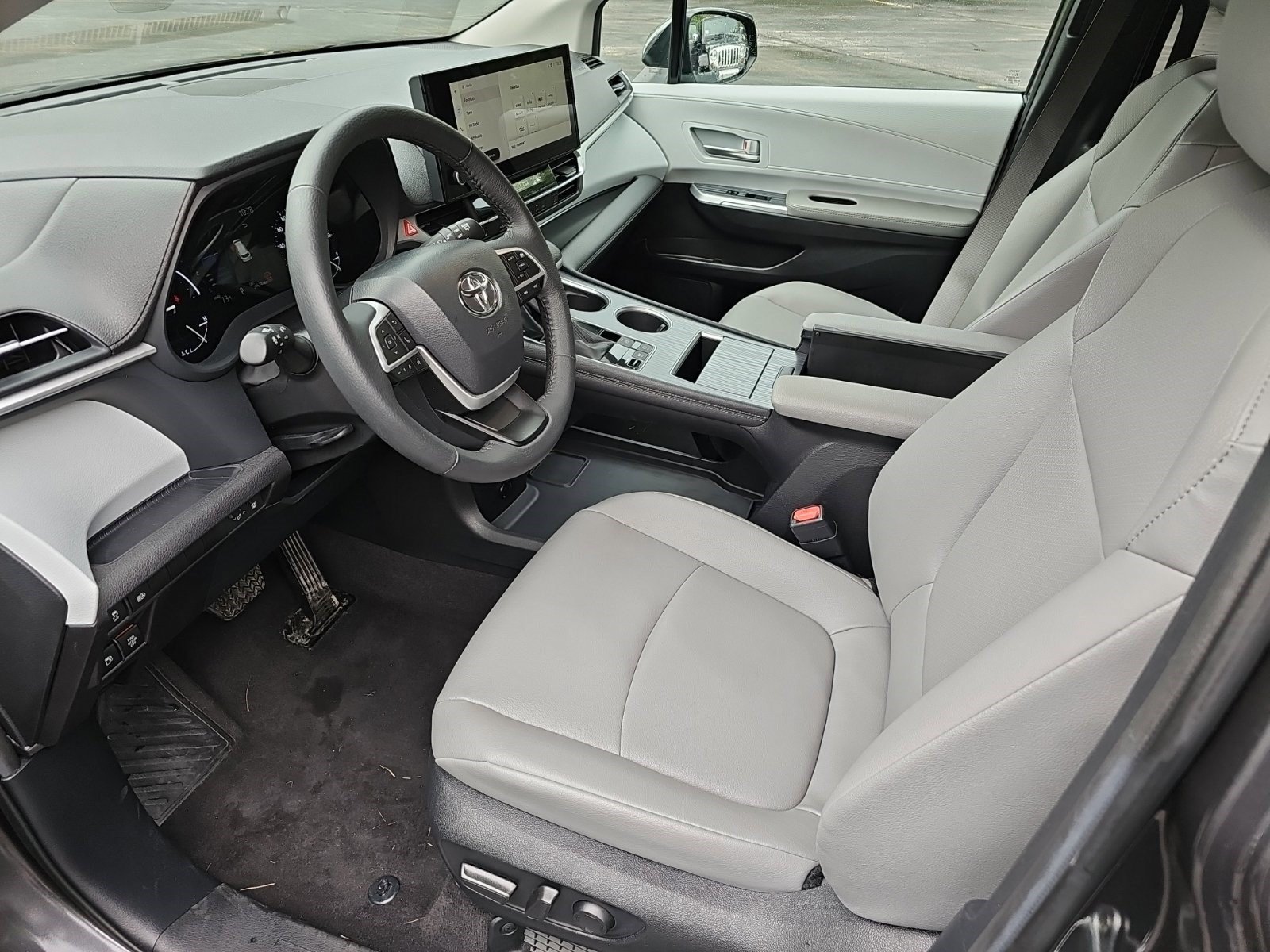 Used 2025 Toyota Sienna XLE FWD image 20