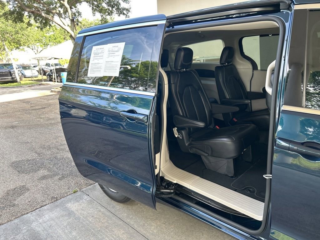 Used 2024 Chrysler Pacifica Touring-L FWD image 26