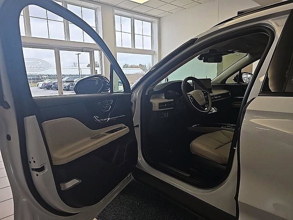 Used 2025 Lincoln Corsair AWD w/ Equipment Group 101A image 10