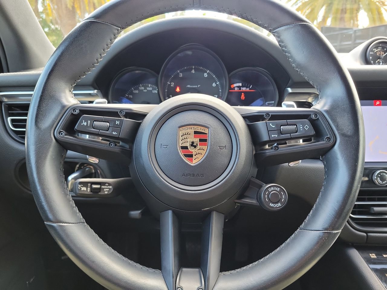 Used 2023 Porsche Macan Turbo image 28