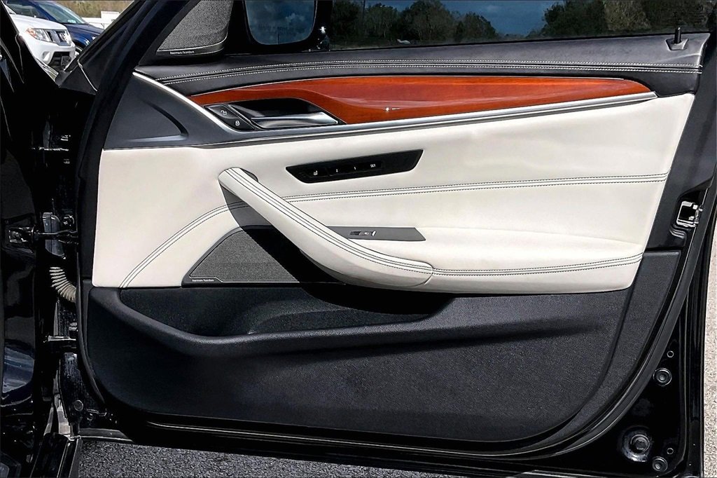 Used 2020 BMW M550i xDrive w/ Executive Package image 29