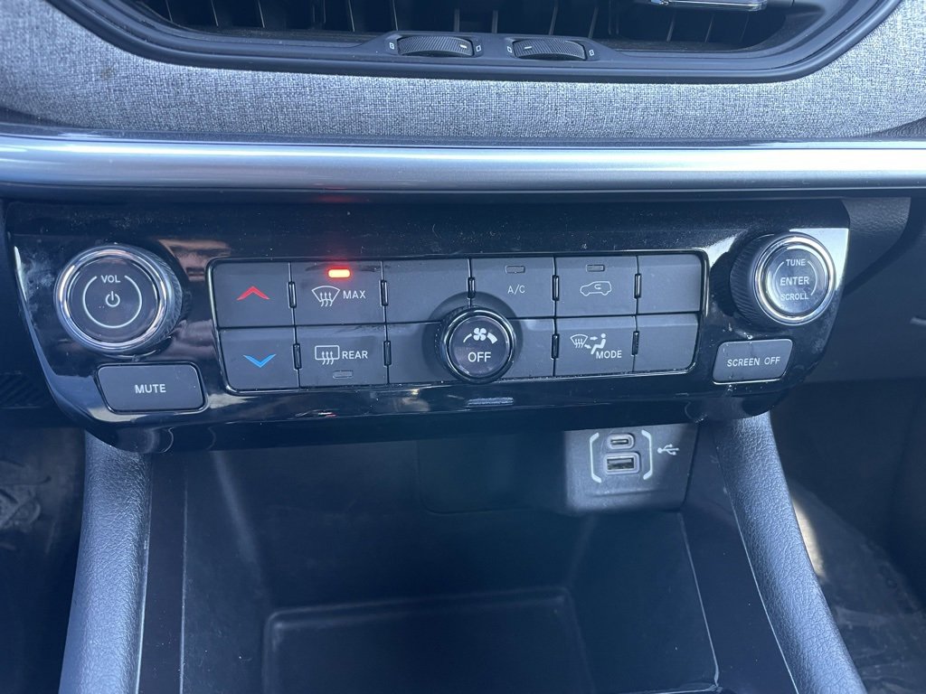 Used 2024 Jeep Compass Latitude image 12