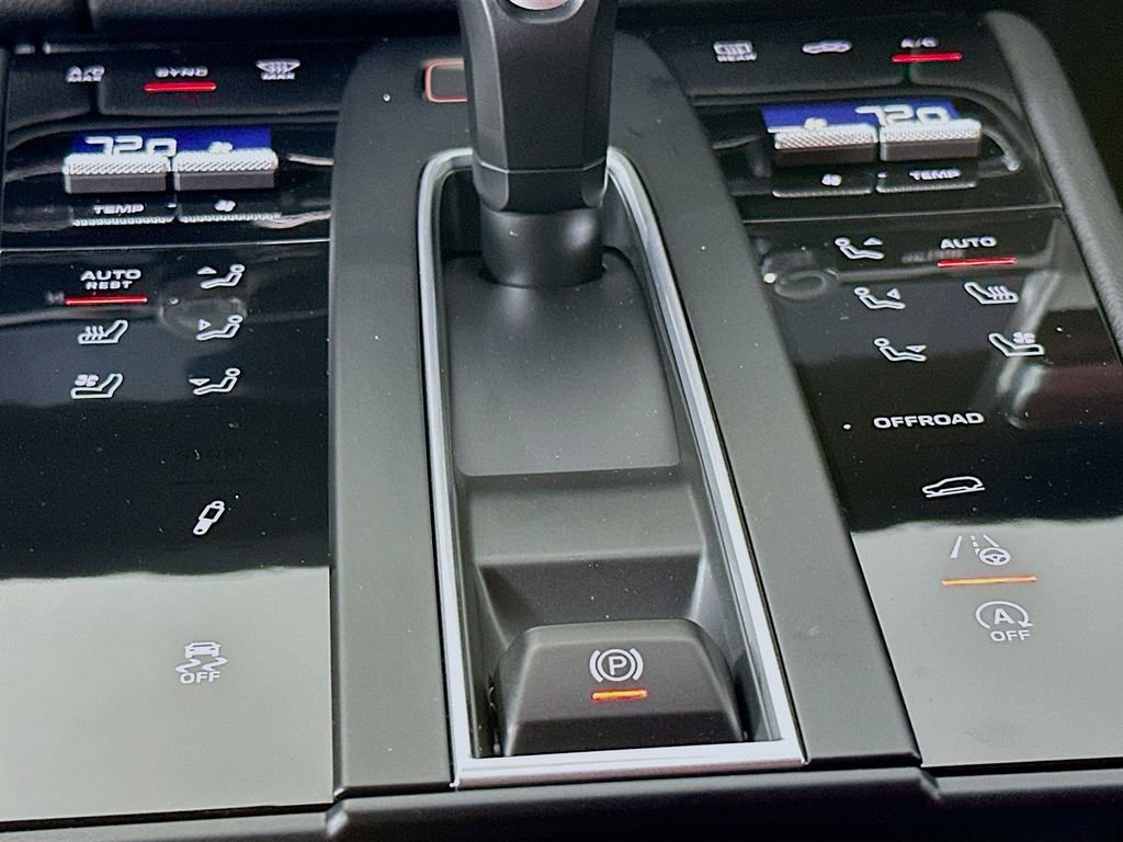 Certified 2026 Porsche Macan Turbo AWD/4WD image 23