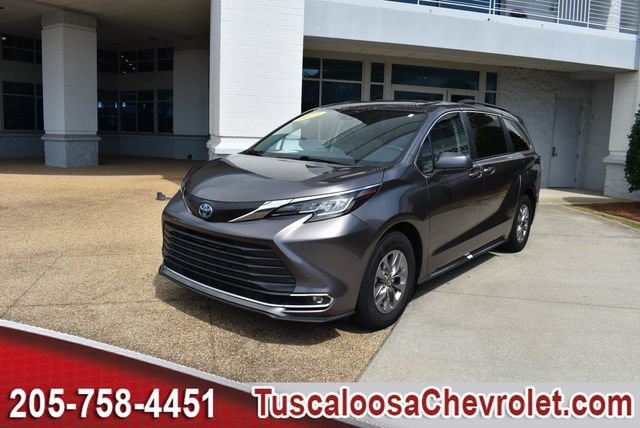 Used 2023 Toyota Sienna XLE FWD image 5