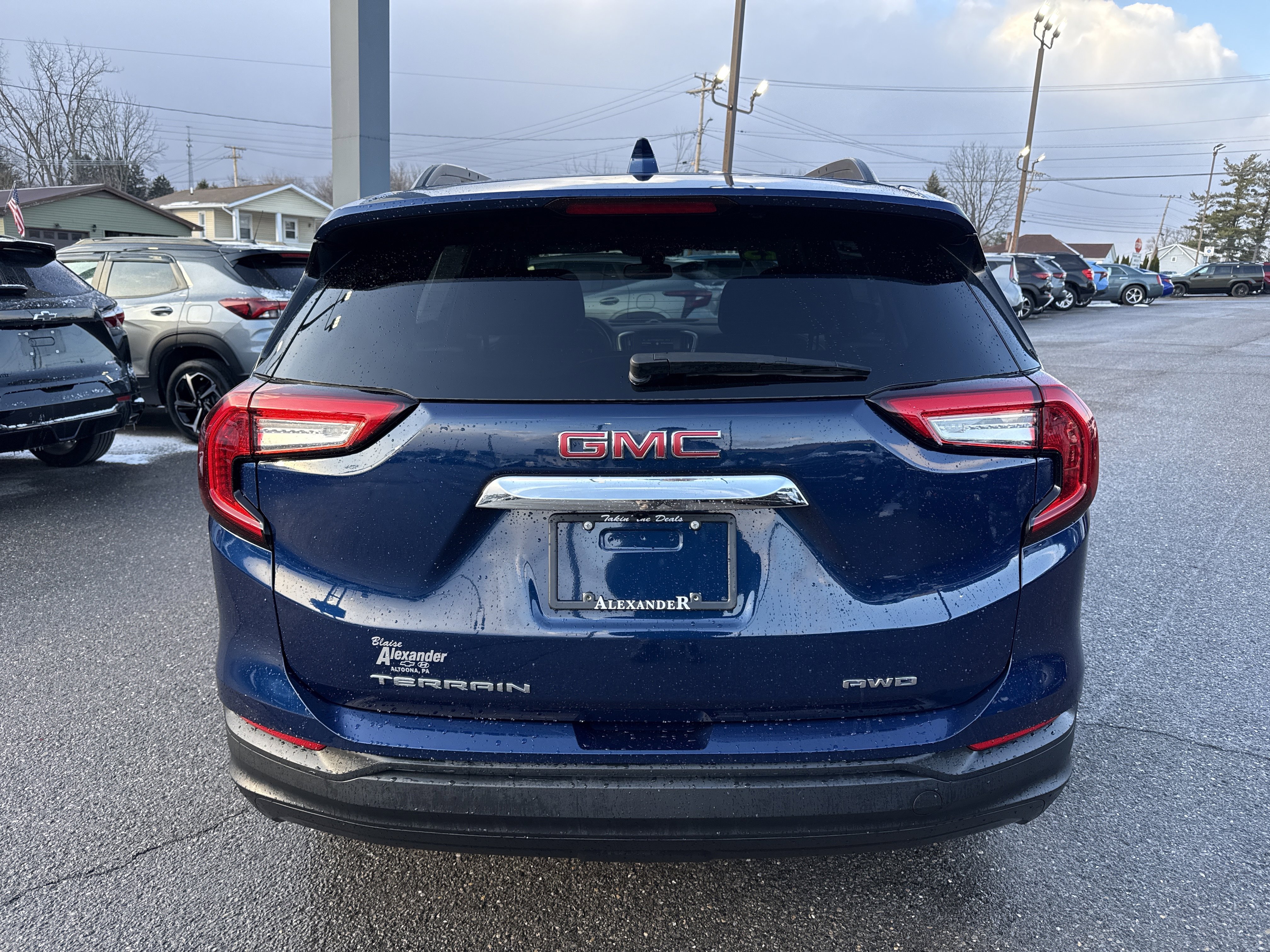 Used 2023 GMC Terrain SLE w/ Driver Convenience Package video 4