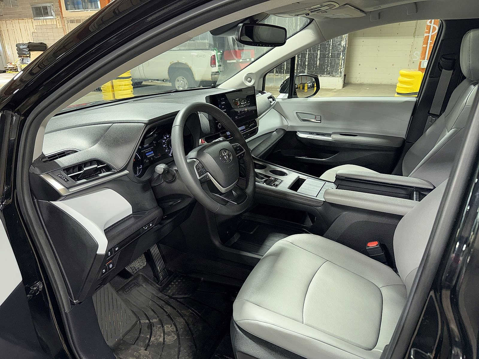 Used 2025 Toyota Sienna XLE w/ XLE Plus Package AWD/4WD image 32