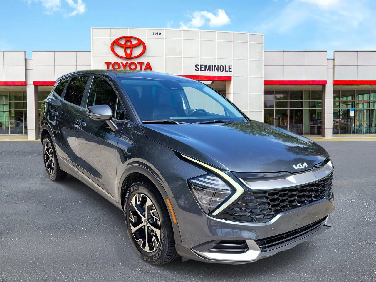 Used 2024 Kia Sportage EX image 2