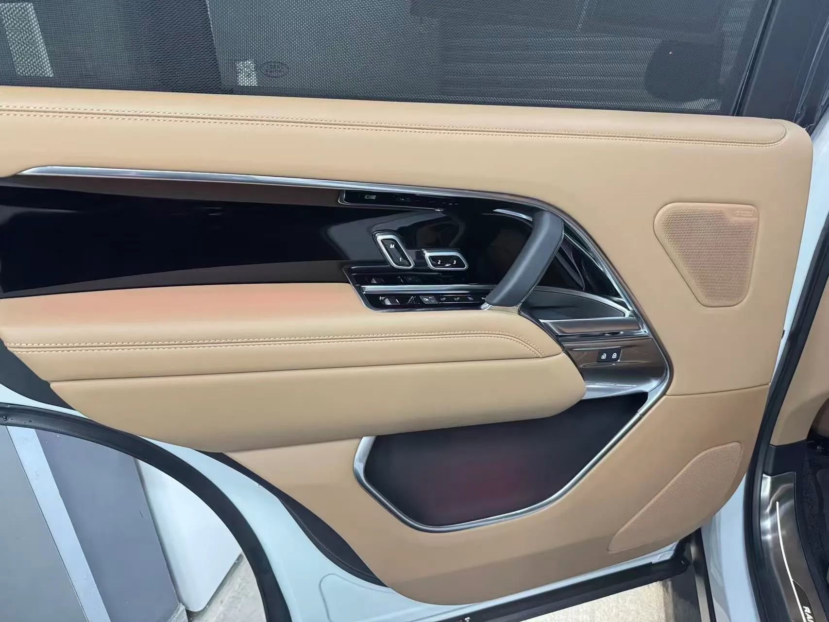 Used 2025 Land Rover Range Rover Long Wheelbase SE image 12