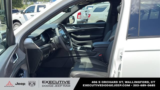 Used 2023 Jeep Grand Cherokee Overland w/ Luxury Tech Group IV AWD/4WD image 10