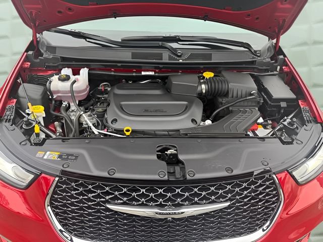 Certified 2024 Chrysler Pacifica Limited FWD image 13