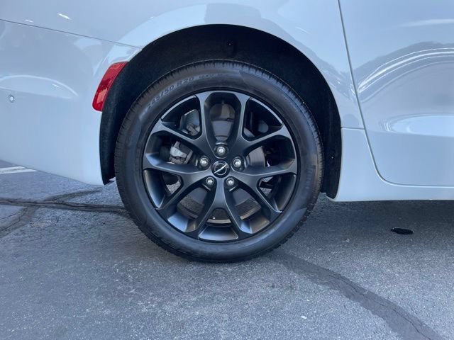 Used 2025 Chrysler Pacifica Limited AWD/4WD image 34